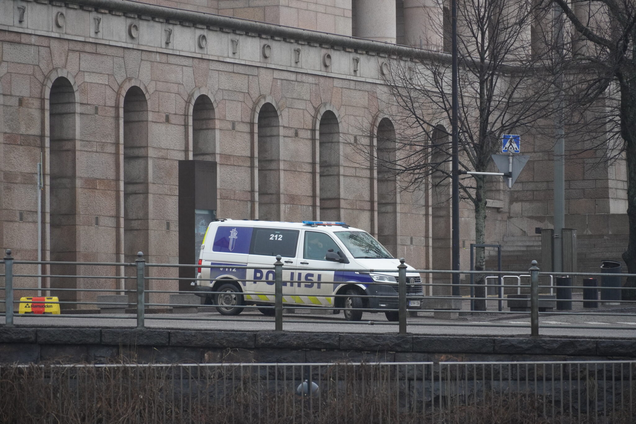 Finsk polisbil utanför finska riksdagshuset
