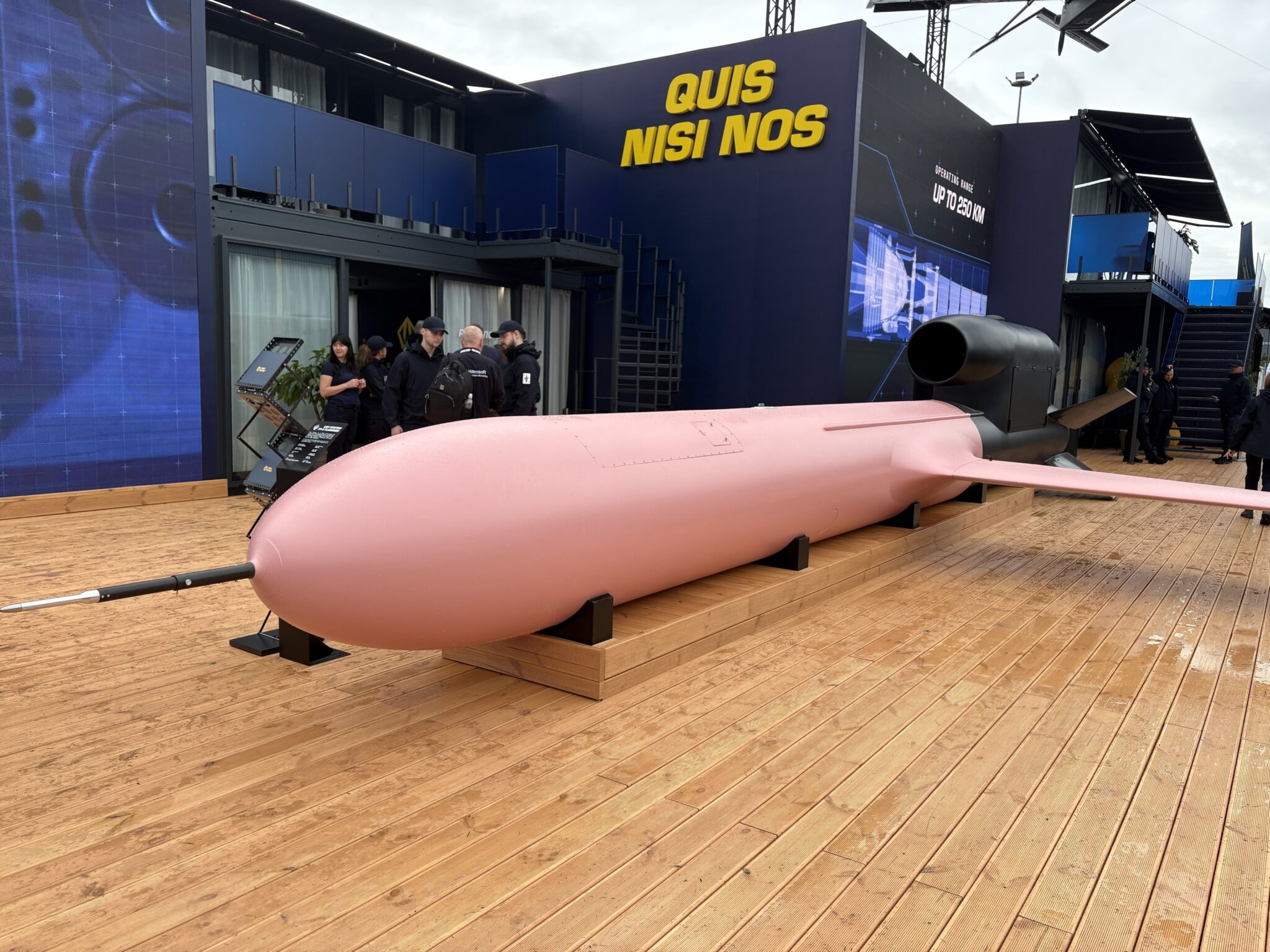 Den icke insmorda rosa konsekvensapparaten FP-5 Flamingo på Dalo-demokratimässan. FP-1 syns uppe till höger. Foto: Bloggläsare