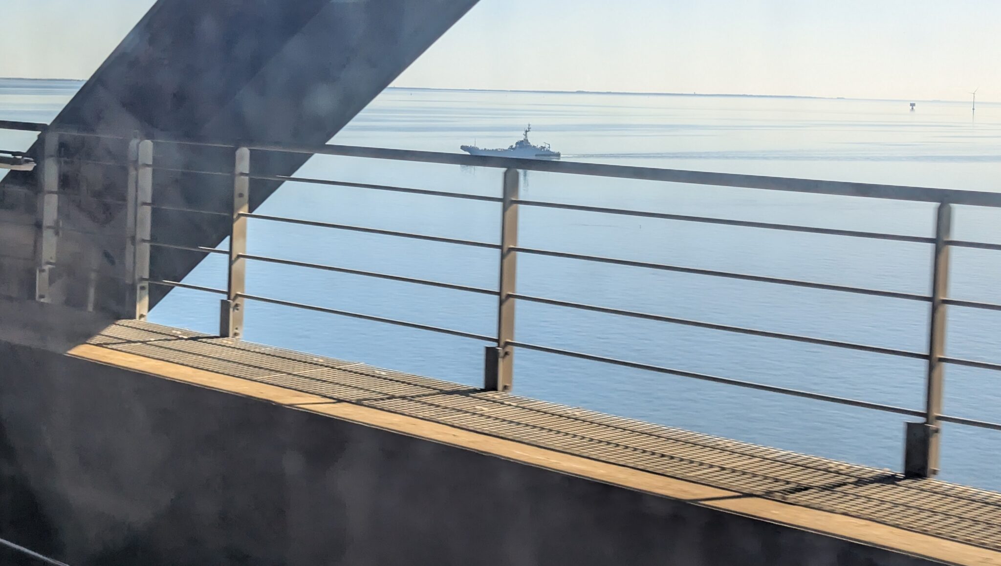 Rysk Ropucha genom Öresund vid Öresundsbron. Läsarfoto.