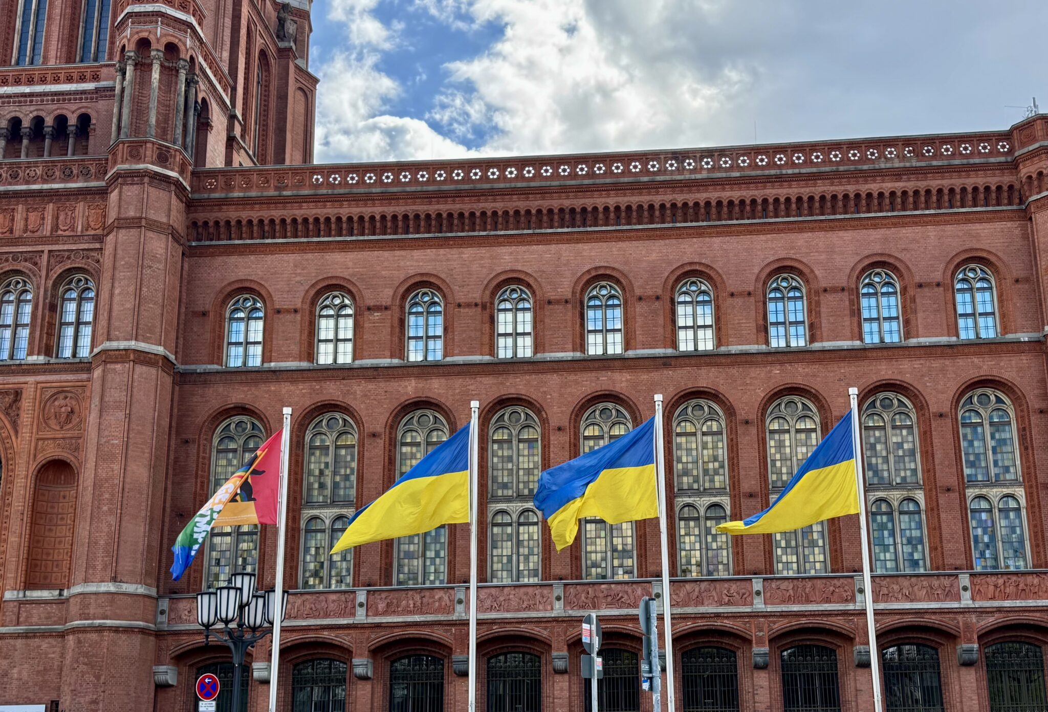 Ukrainska flaggor framför Rotes Rathaus i Berlin