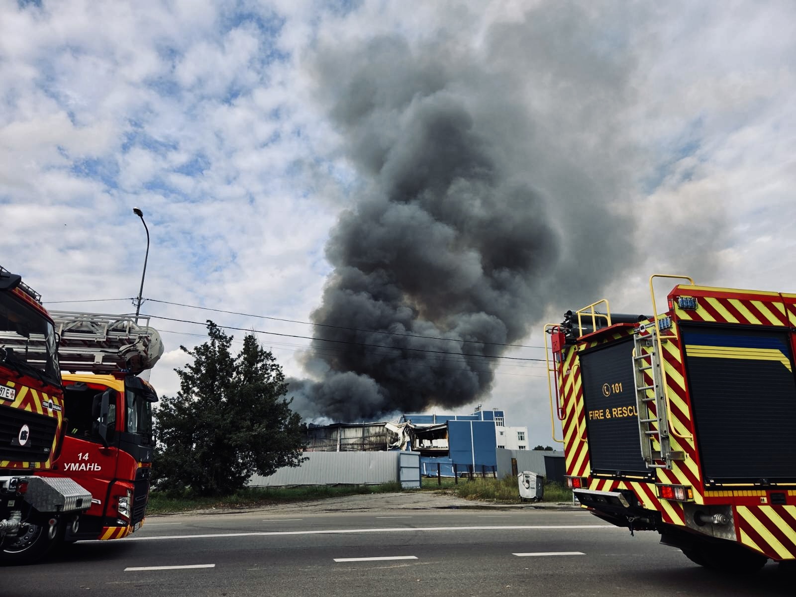 McDonalds bombade lager utanför Kyjiv står i brand
