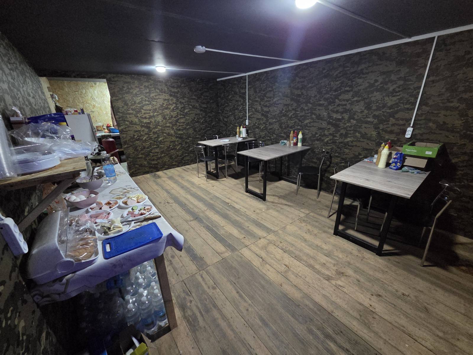Matsalen i en ukrainsk ledningsbunker någonstans vid fronten.