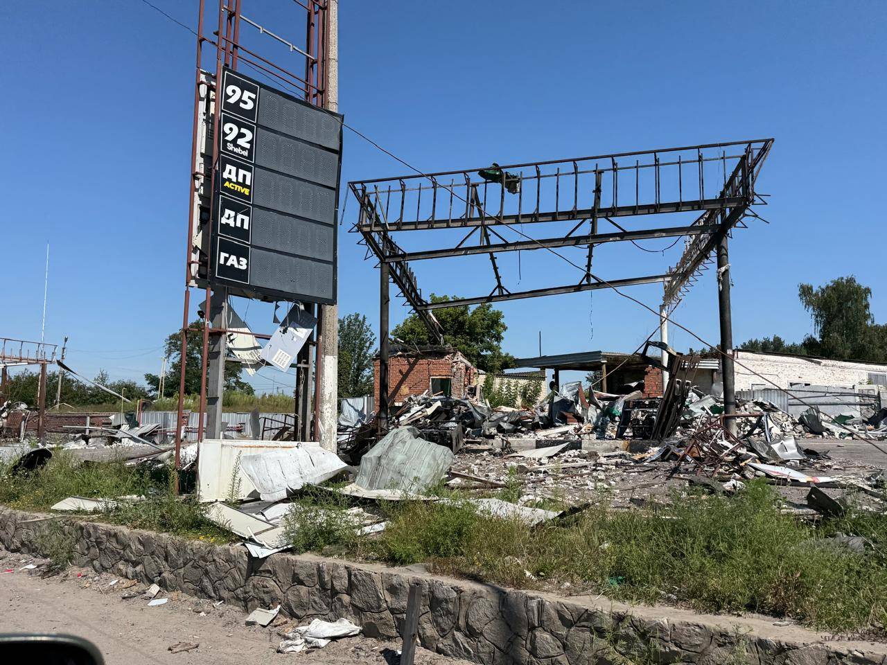 Ruin av en bensinmack i Sumy