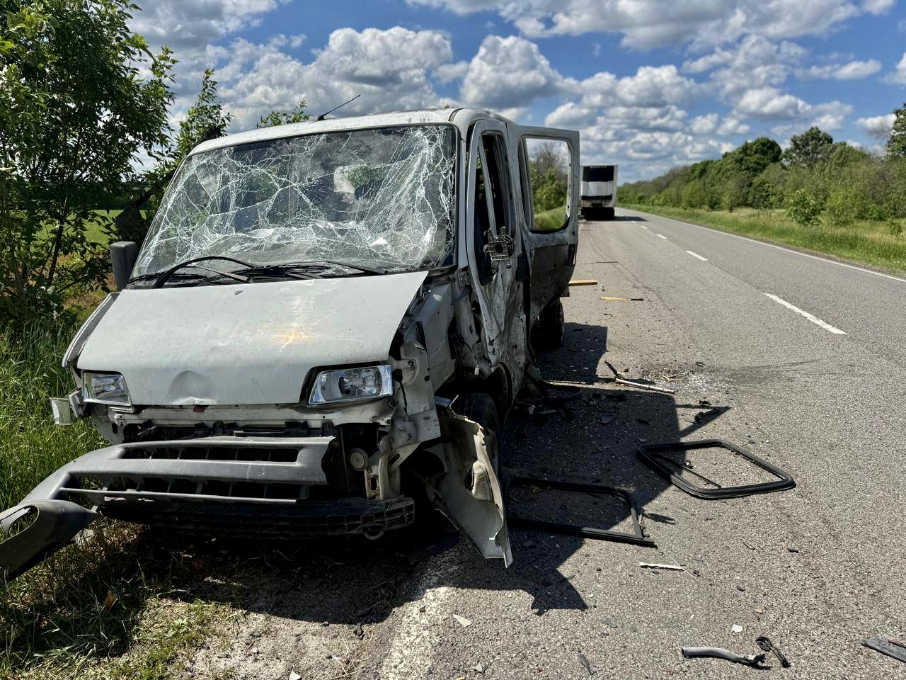 FPV-utslaget transportfordon på en väg i Sumyregionen