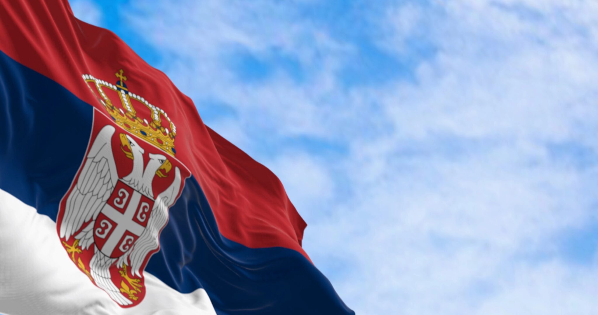 Serbiens flagga Foto: rarrarorro/Depositphotos