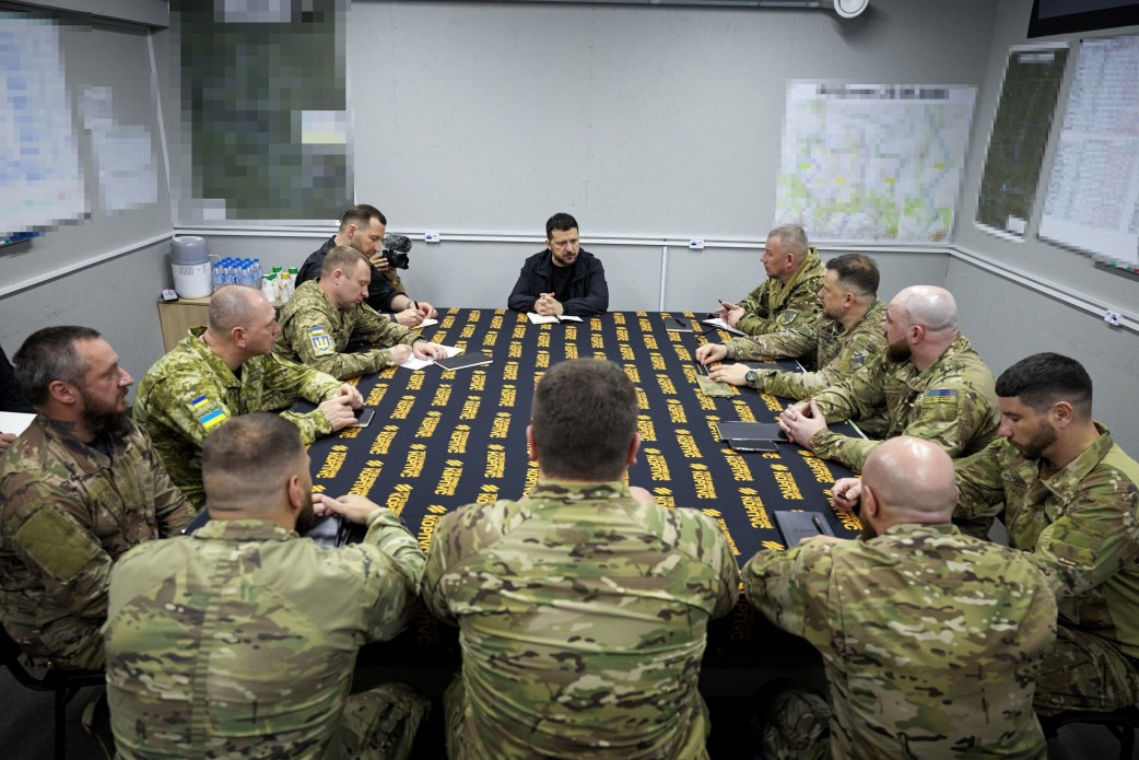 President Zelenskyj i 3:e armékårens ledningscentral diskuterande Operation Vivaldis nästa fas Foto: www.president.gov.ua Licens: Creative Commons Attribution-NonCommercial-NoDerivatives 4.0 International.