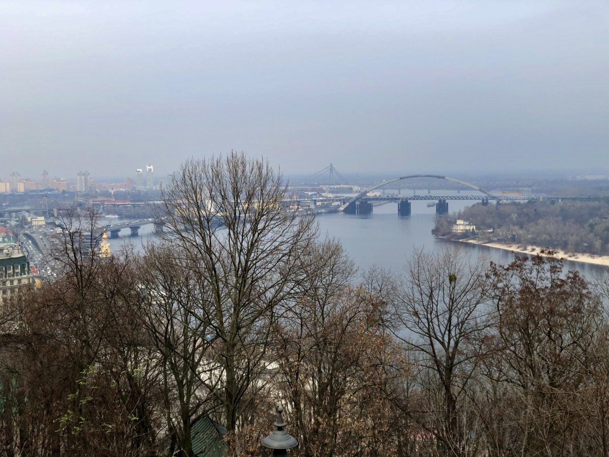Utsikt över floden Dnipro i Kyjiv mot Norra brons spann i fjärran