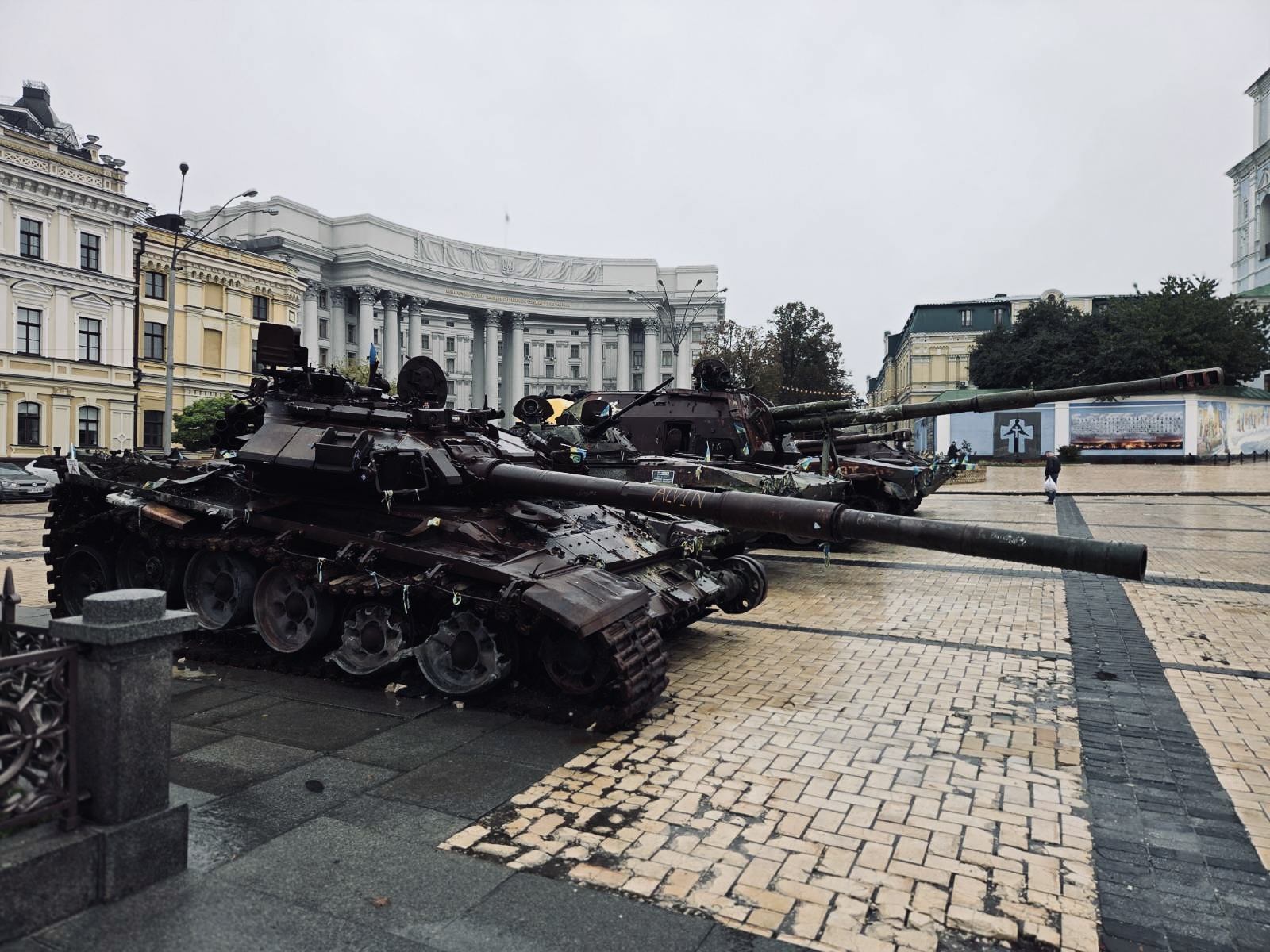 Ryska vrak utställda framför ukrainska UD i Kyjiv