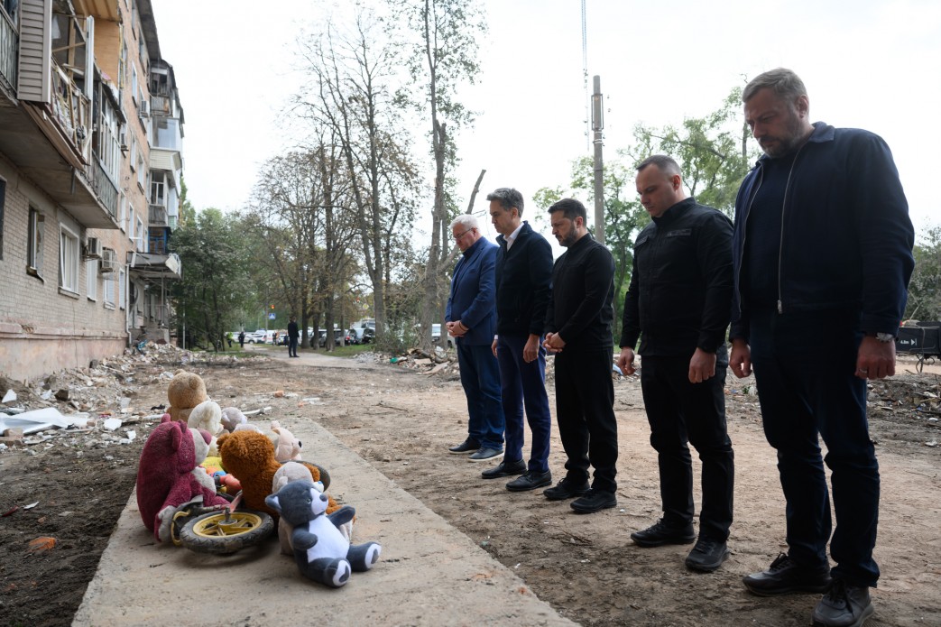 Zelenskyj vid minnesnallar efter massmordet i Prylukji Foto: www.president.gov.ua Licens: Creative Commons Attribution-NonCommercial-NoDerivatives 4.0 International.