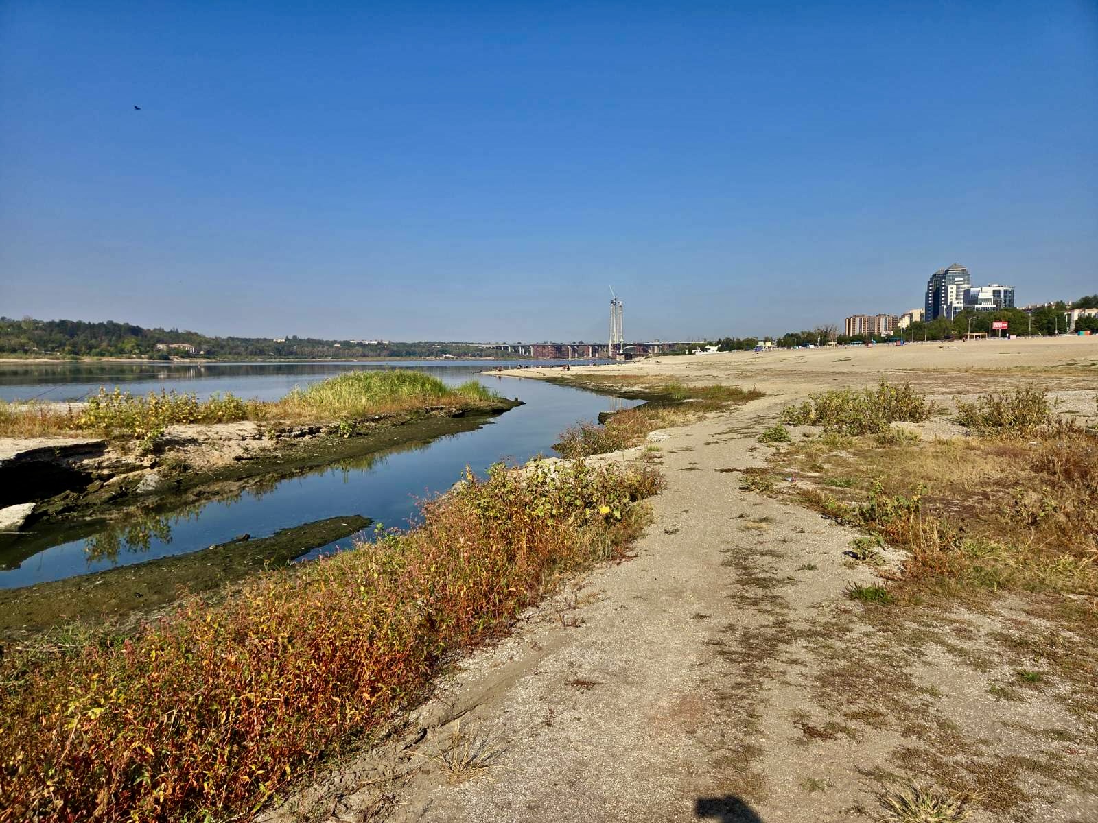 Stranden mot floden Dnipro i den fd Dniproreservoaren i Zaporizjzjia