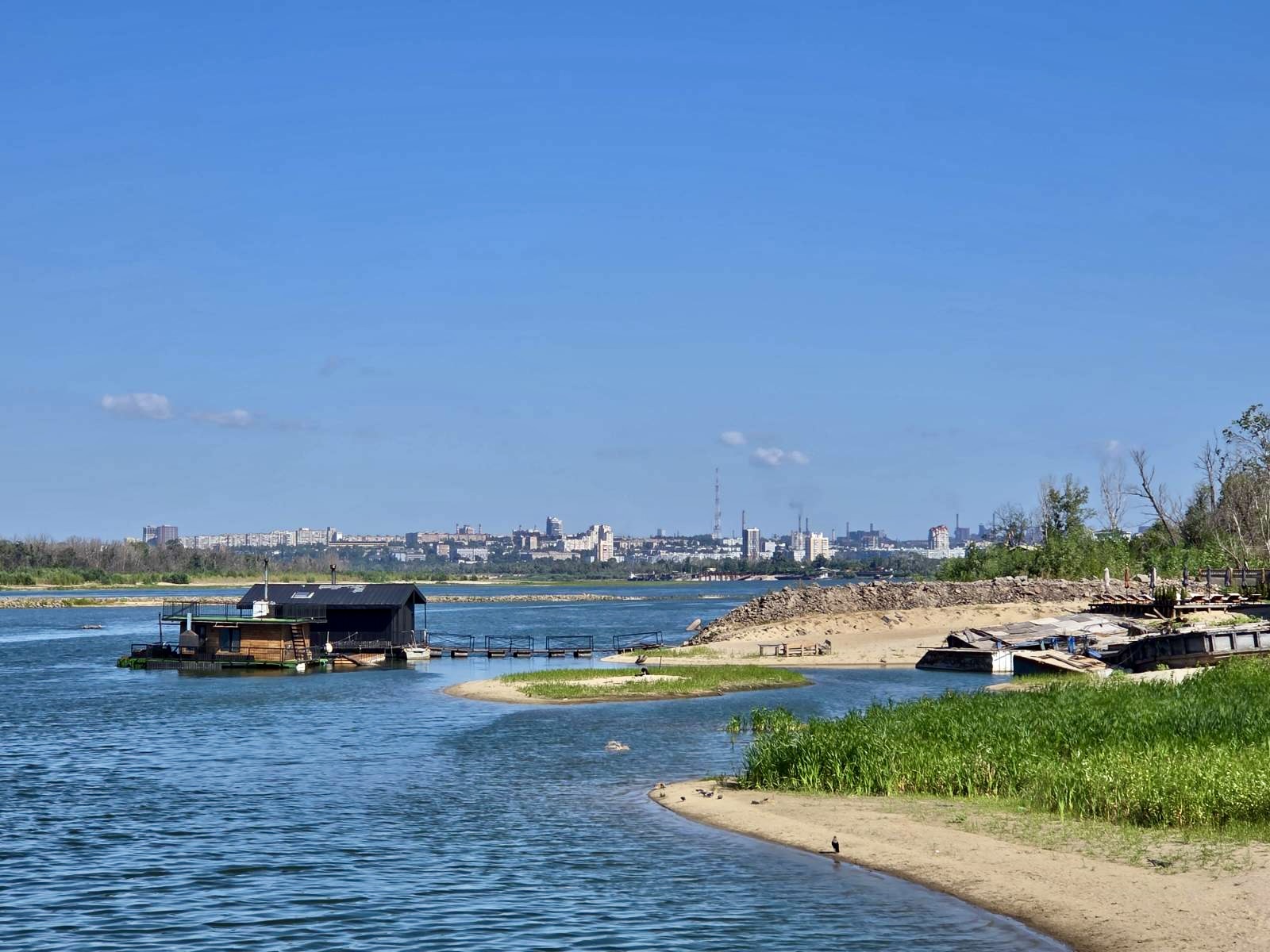 Zaporizjzjia sedd längs floden Dnipro Foto: Jonas. Ni stöder Jonas leveranser av icke-dödligt stöd direkt till frontförbanden utan mellanhänder via Paypal(märk med "donation till Ukraina" och inget annat) eller via "JvM Medical kit" på Disarmament Solutions. Swish finns på Facebook eller Bluesky men skrivs inte ut här pga telefonnummer.